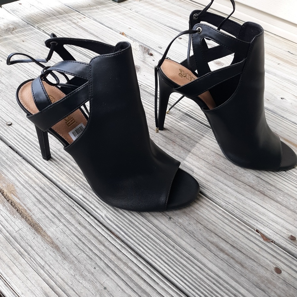 Shoes - Picture 3 of 6